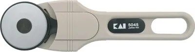Produktbild von KAI 5045 Rollschneider mit glatter Klinge aus Stahl Ø 45 mm, beige (1 Stück)