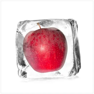 Produktbild von Wallario Premium Glasbild, freischwebende Optik, kräftige Farben, Größe 50 x 50 cm Motiv Roter Apfel in Eiswürfel - Eiskaltes Obst