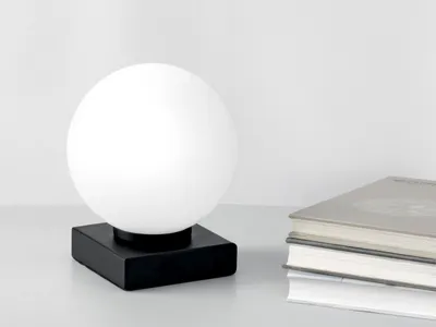 Produktbild von Kleine LED Tischleuchte Schwarz - Glaskugel in Opalweiß - Retro Nachttischlampe
