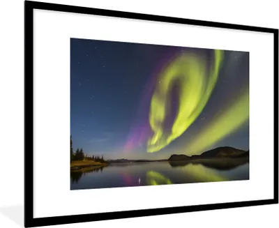 Produktbild von MuchoWow® Gerahmtes Poster Nordlichter - Schweden - Lila - Wasser - Grün 90x60 cm - Poster mit Schwarzem Bilderrahmen Wandposter Rahmen Foto Bilder - Wanddekoration - Fotos