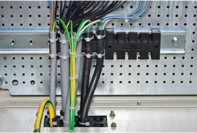 Immagine prodotto di Set Schneider Electric, 10 supporti per cavi, plastica, lunghezza 75 mm. NSYSCCDINLG75