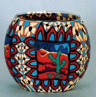 Ein Windlicht aus Fimo-Glas mit aufwändig gestalteten, farbenfrohen Muster. von geometrischen Formen
