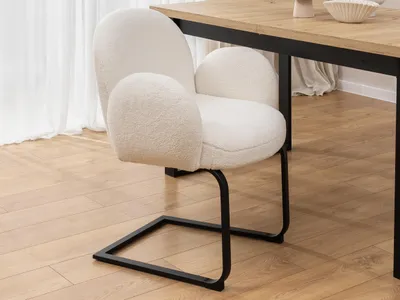 Produktbild von Vela - Polsterstuhl im Japandi Stil und im runden Design aus weißem Bouclé mit schwarzem Metallgestell