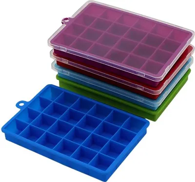 Produktbild von sada 4 silikónových foriem na kocky ľadu s vekom - zásobník na kocky ľadu vo farebnom mixe s 24 priehradkami na koktaily a long drinky Výrobník kociek ľadu na malé štvorcové kocky ľadu s rozmermi 2,7 cm x 2,7 cm Ovocné kocky ľadu