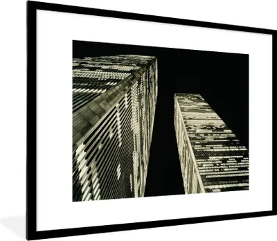 Produktbild von MuchoWow® Gerahmtes Poster Ein Schwarz-Weiß-Foto des World Trade Centers bei Nacht 80x60 cm - Poster mit Schwarzem Bilderrahmen Wandposter Rahmen Foto Bilder - Schlafzimmer-Dekorationen - Fotoposter