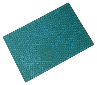 Produktbild von Professionelle Schneidematte aus flexiblem PVC mit rutschfester Oberfläche und Maßskala für Bastel- und Modellbauprojekte in A3