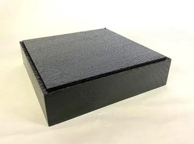 Zdjęcie produktu dla Solidna podstawa z dębu do posągów - czarna podstawa, wymiary 18x18x5 cm