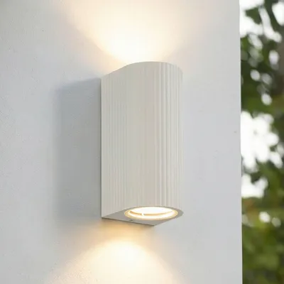 Produktbild von Lindby Außenwandleuchte Aluvo, weiß, 16 cm, IP65, Riffel