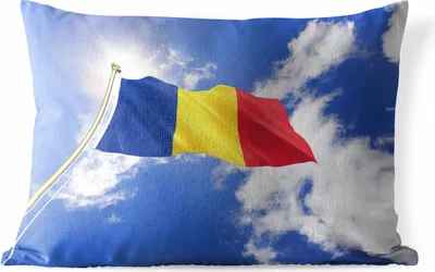 Produktbild von MuchoWow® Outdoor Kissen - Rumäniens Flagge weht am Himmel - 60x40 cm - Wetterfest - Lounge Kissen - Zierkissen - Kissen für Innenräume
