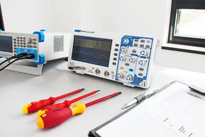 Productafbeelding van PeakTech P 1335 – 2-kanaals digitaal oscilloscoop, 20 MHz | 100 MS/s, 8-bit, 7" TFT-kleurendisplay | USB, automatische instellingen, FFT | Compact meetapparaat voor laboratoriumgebruik