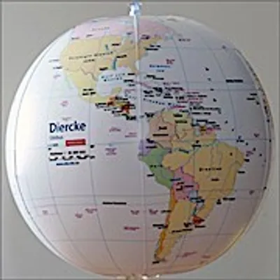 Produktbild von Diercke Wasserballglobus Politisch 40 cm Durchmesser für Unterricht mit 2 Aufhängeösen