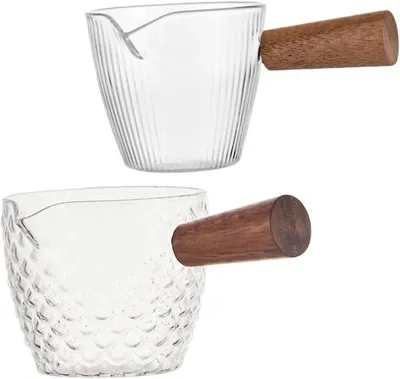 Produktbild von Espressoglas Messbecher aus Glas mit Holzgriff und Ausguss