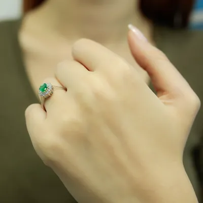 Produktbild von Halo Diamant Oval Smaragd Entourage Ring 14 Karat Weißgold - 58 (18,40 mm)