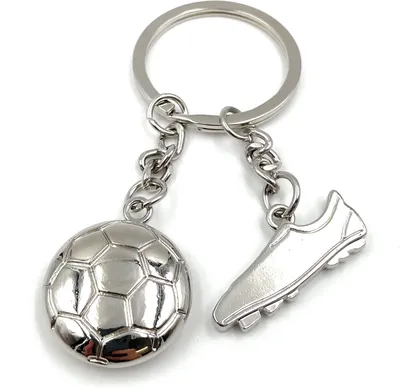 Imagen del producto de Zapatilla de fútbol "Onwomania", llavero metálico con forma de futbolista, amuleto de la suerte, en caja de regalo de aluminio. Ideal para regalar