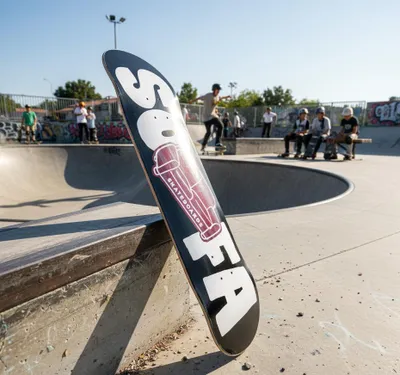 Obrázek produktu pro Skateboardové prkno – 8,0" – Logo – Červené prkno – Sofa Skateboards