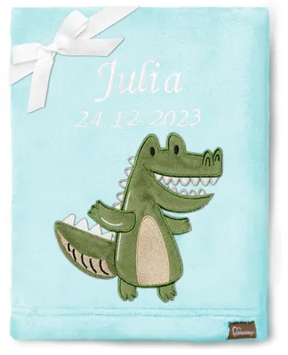 Produktbild von Be Mammy Babydecke mit 3D Applikation bestickt mit Name und Geburtsdatum 76 x 102 cm BE20-280 (Puderblau – Krokodil, 76 x 102 cm)