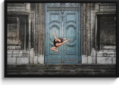 Produktbild von MuchoWow® MuchoWow® Gerahmtes Poster Tanzende Ballerina vor einer Tür 90x60 cm - Poster mit zchwarzem Bilderrahmen - Fotorahmen - Foto-Plakat