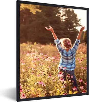 Produktbild von MuchoWow® Gerahmtes Poster Frau - Blumen - Frühling 60x80 cm - Poster mit Schwarzem Bilderrahmen Wandposter Rahmen Foto Bilder - Premium - Wanddeko Wohnzimmer