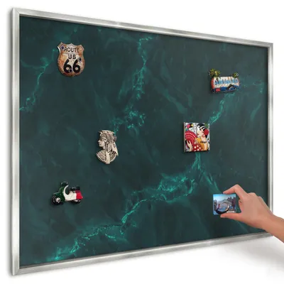Produktbild von Magnettafel 100x70 cm in einem silbernen Rahmen - Magnetische Metalltafel, Magnetpinnwand zur Wandmontage für Wohnzimmer, Küche, Flur, Kinderzimmer und Büro - Grüntiefe