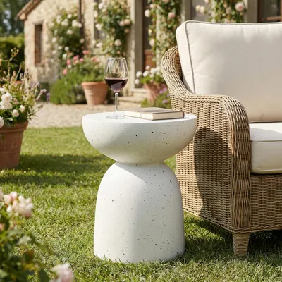 Produktbild von Moderner Beistelltisch aus MgO, leicht & praktisch, weißer Outdoor-Tisch für Garten & Terrasse