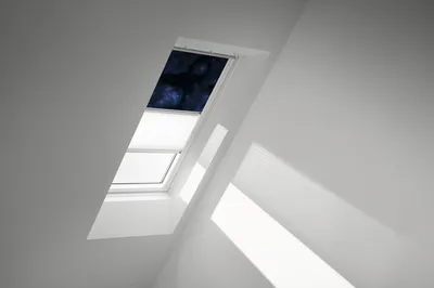 Produktbild von VELUX Vorteils-Set Verdunkelungsrollo Kids Universum und Faltstore Plissee weiß manuell Rahmen aluminium DFD M06 4653S