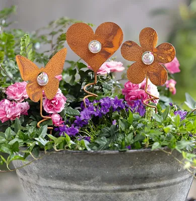 Produktbild von 3x Gartenstecker "Herz, Blume & Schmetterling" Blumenstecker aus Metall mit Rost Finish, 38 cm hoch, rostige Outdoor Metalldeko, Gartendeko für Draußen