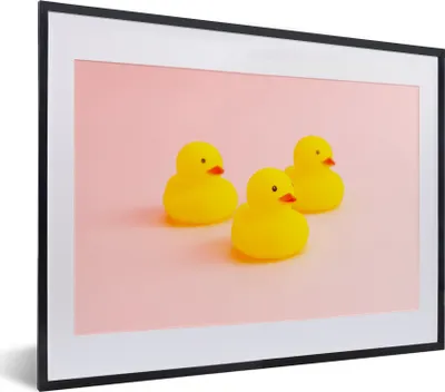 Produktbild von MuchoWow® MuchoWow® Gerahmtes Poster Gummi-Enten - Gelb - Rosa 40x30 cm - Poster mit zchwarzem Bilderrahmen - Bilderrahmen - Poster im Rahmen