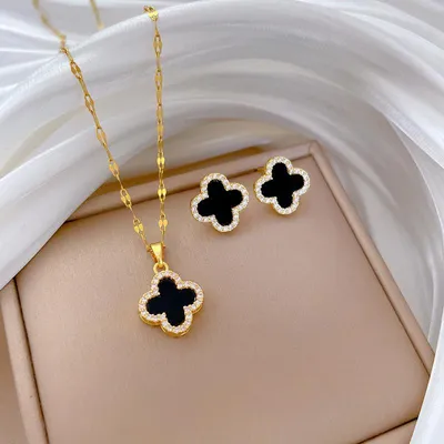 Produktbild von Goldschmuckset mit schwarzem Kleeblatt - Halskette und Ohrringe