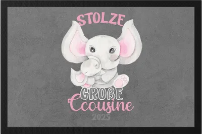 Produktbild von Stolze Große Cousine 2025 Fußmatte Family Familien Zusammenhalt Geborgenheit Beschützerin Liebe Elefanten