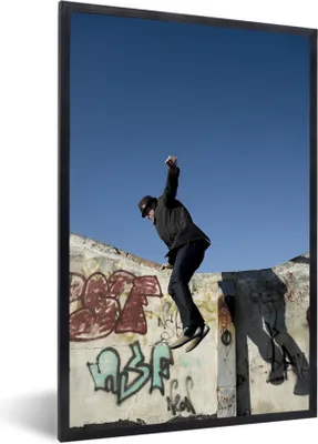 Produktbild von MuchoWow® Gerahmtes Poster Eine Person, die als Freerunner von einem Gebäude springt 40x60 cm - Poster mit Schwarzem Bilderrahmen Wandposter Rahmen Foto Bilder - Papierdruck - Wandbilder