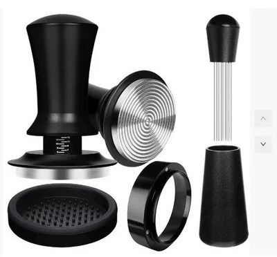 Produktbild von 51 mm Kaffeezubehörset, inklusive Kaffee-Mahlwerkdispenser, kalibrierte Tampers mit Federmechanismus und Dosier-Trockenmaßset.