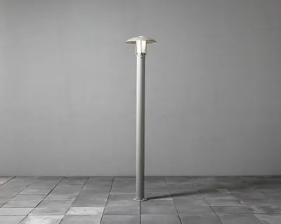 Produktbild von Konstsmide Heimdal Standleuchte silber lackiertes Aluminium, opales Glas, Hand EU 402-312