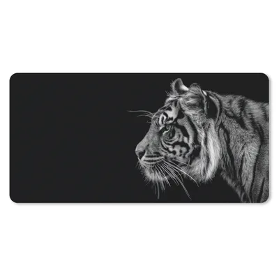 Produktbild von MuchoWow® Schreibtischunterlage Tiger auf schwarzem Hintergrund in schwarz und weiß 80x40 cm - XXL Mauspad - Gaming Mauspad