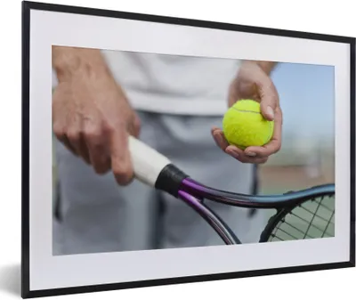 Produktbild von MuchoWow® Gerahmtes Poster Älterer Mann mit Tennisball und Schläger 60x40 cm - Poster mit Schwarzem Bilderrahmen Wandposter Rahmen Foto Bilder - Schlafzimmer - Plakat in Rahmen - Drucken