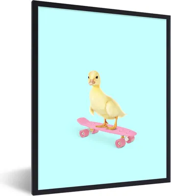 Produktbild von MuchoWow® Gerahmtes Poster Ente - Küken - Skateboard - Blau - Rosa 30x40 cm - Poster mit Schwarzem Bilderrahmen Wandposter Rahmen Foto Bilder - Wanddeko - Kunstdrucke