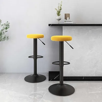 Imagen del producto de Juego de 2 taburetes de color mostaza, tapizados en terciopelo, con ajuste de altura, giratorios y con reposapiés, ideales para cocina, barra, bistró, salón