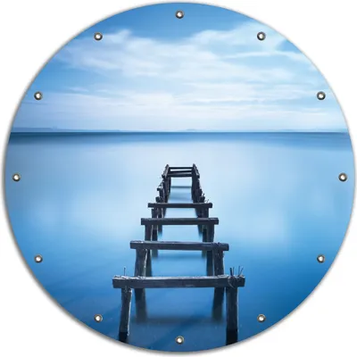 Produktbild von Wallario rundes Outdoor-Poster für Garten oder Balkon, Motiv Rustikaler Holzsteg im blauen See, 90 cm Durchmesser