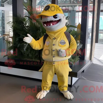 Produktbild von Maskottchen REDBROKOLY eines zitronengelben Hais mit Henley-T-Shirt und Broschen
