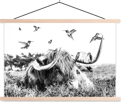 Produktbild von MuchoWow® Textilposter Schottisches Hochlandrind - Vogel - Schwarz - Weiß 60x40 cm mit holzfarbenen Rahmen - Bilder
