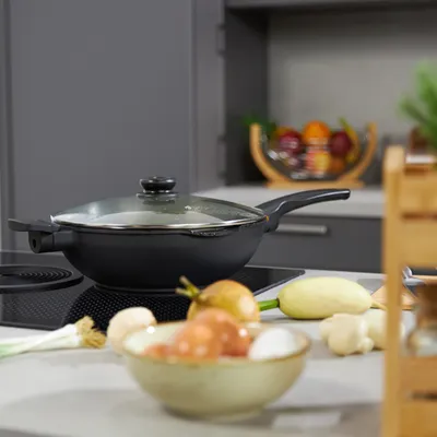 Produktbild von Relaxdays Wokpfanne mit Glasdeckel, Ø 30 cm, Aluminium, antihaftbeschichtet, Gas-, Elektroherd, Wok mit Griffen, schwarz
