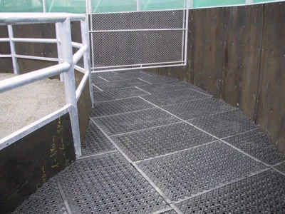 Produktbild von Mosolut Heavy 113 – Paddockplatten für Ausläufe und Reitplätze