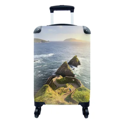 Produktbild von MuchoWow® Koffer Handgepäck Trolley Rollkoffer Kleine Reisekoffer mit 4 Rollen - Wanderer auf einem gewundenen Pfad - Cabin Size < 55x40x23 cm & 55x40x20 cm - Fotokoffer - Kabinenkoffer - Boardgepäck - Reise-Box - Reisekoffer - Reisegepäck - Koffer mit Bild - Trolley für Kinder