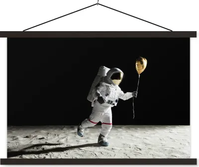 Produktbild von MuchoWow® Textilposter Astronaut - Weltraum Heliumballon 60x40 cm mit schwarzem Rahmen - Hölzernes