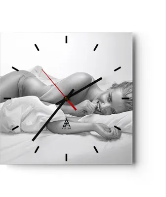 Produktbild von Wanduhr - Quadrat - Glasuhr - Weiblich mode modell posieren - 30x30cm - Schleichendes Uhrwerk - Lautlos - zum Aufhängen bereit - Dekoration Modern - Wanddekoration aus Glas - C3AC30x30-2606