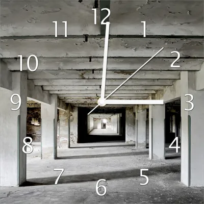 Produktbild von Wallario Design Wanduhr Alte Industriehalle - einsame Lagerhalle einer Brauerei aus Echtglas, Größe 30 x 30 cm