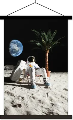 Produktbild von MuchoWow® Textilposter Astronaut - Mond - Palme - Liegestuhl 120x180 cm mit schwarzem Rahmen - Fotos