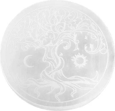 Produktbild von Selenit Platte 13,5 cm – Baum mit Sonne & Mond Gravur, spirituelle Deko