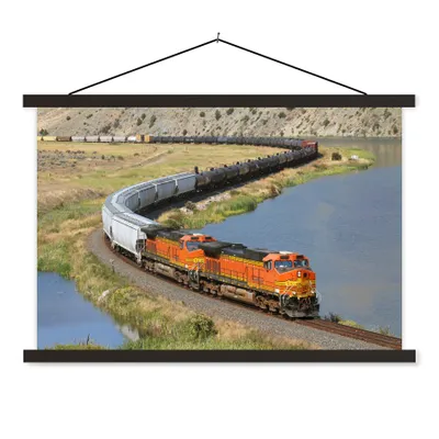 Produktbild von MuchoWow® Textilposter Ein orangefarbener Zug 150x100 cm mit schwarzem Rahmen - Schlafzimmer
