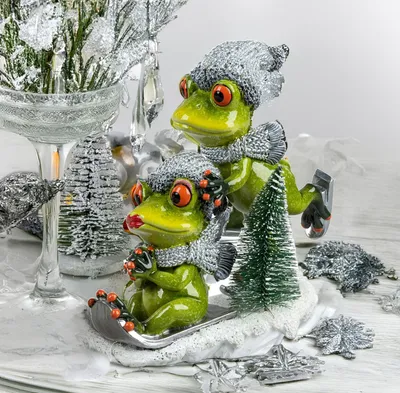 Produktbild von formano Winterfrosch Kunststein Deko Figuren 18 cm - Froschhausen Weihnachtsdeko
