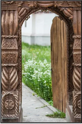 Produktbild von Wallario Wandbild Offene alte Pforte mit Schnitzereien aus Holz, Größe: 61 x 91,50 cm, Poster mit schwarzem Aluminiumrahmen